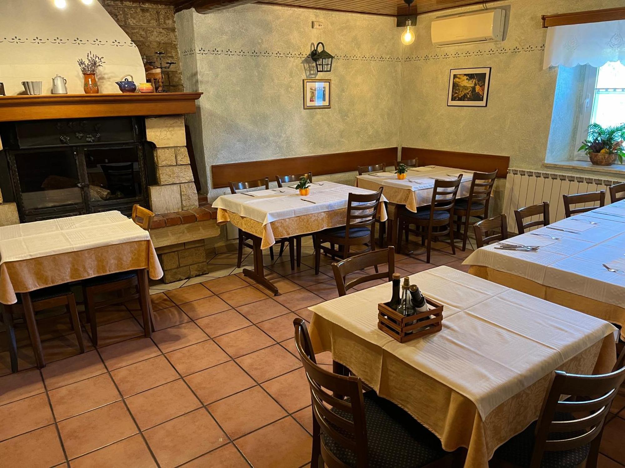 Razman Wine Rooms Gracisce Exterior photo